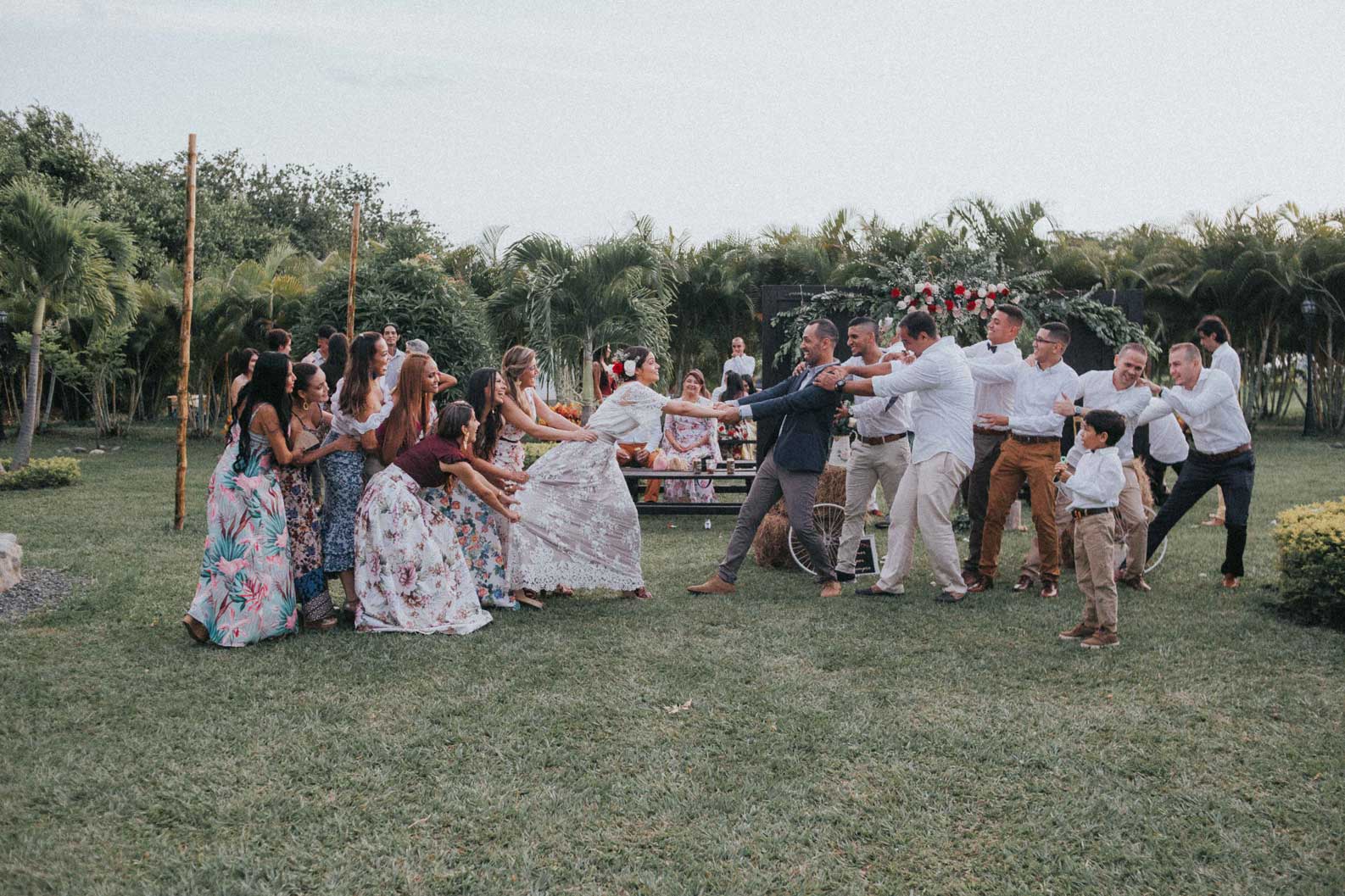 Sara y Karlos fotografos de boda profesionales en Cali Colombia. Cubrimos boda en todo Colombia y México, bodas simbólicas, Haciendas Las Vegas Cali, Bodas campestres, bodas campestres Cali, Bodas campestres Colombia, Ceremonia simbólica,