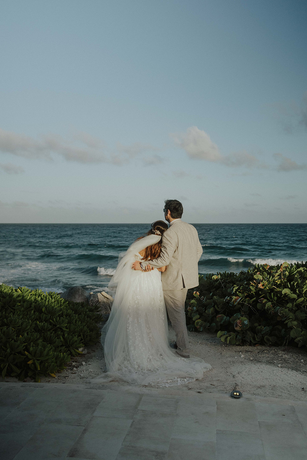 Pareja de novios al atardecer en la playa del Grand Palladium Riviera Maya