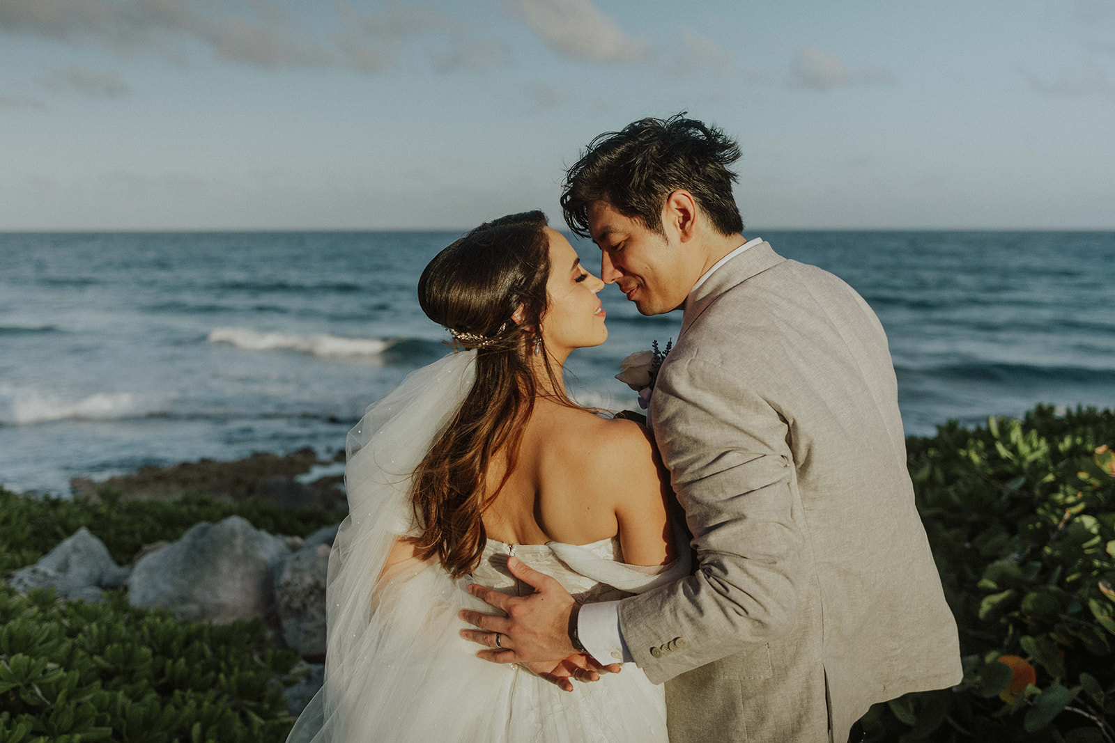 Pareja de novios al atardecer en la playa del Grand Palladium Riviera Maya
