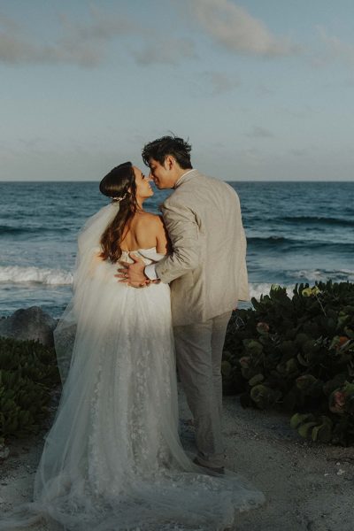 Pareja de novios al atardecer en la playa del Grand Palladium Riviera Maya