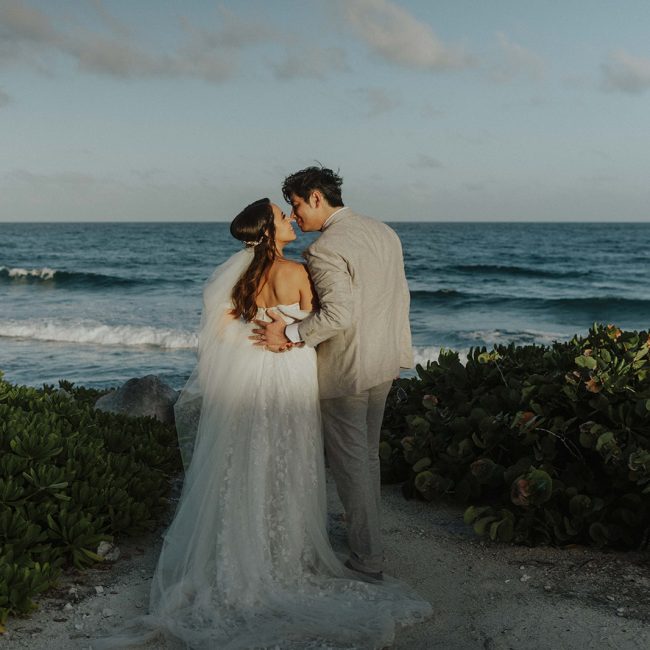Pareja de novios al atardecer en la playa del Grand Palladium Riviera Maya