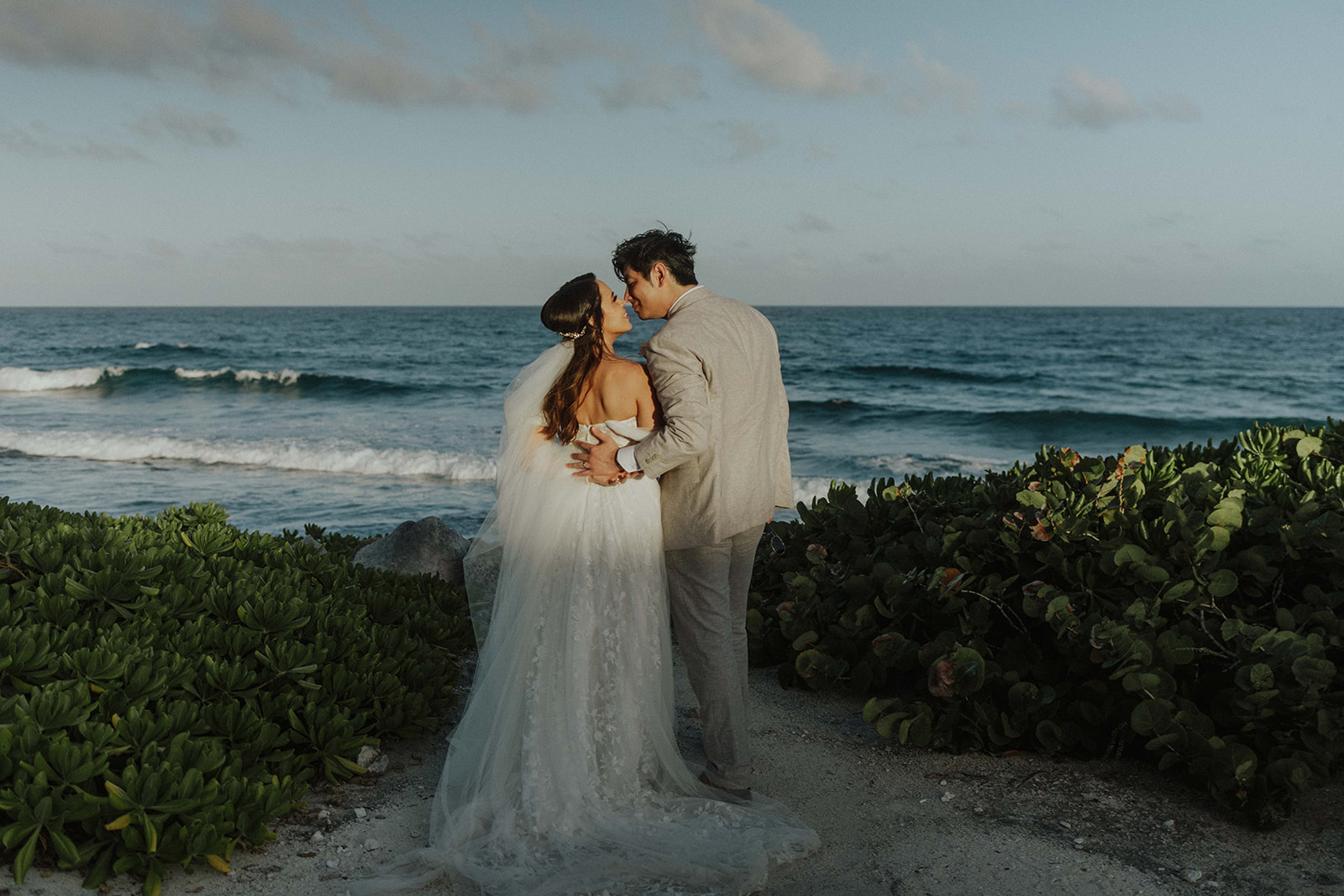 Pareja de novios al atardecer en la playa del Grand Palladium Riviera Maya